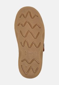 Vista inferior de una suela de zapato de goma marrón con patrones en zigzag y la marca "CAMPER", tamaño 28 visible.