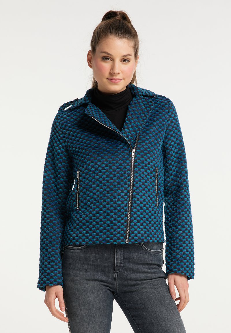 Niebieska i czarna kurtka w wzór o dopasowanym kroju, z zamkiem błyskawicznym i bocznymi kieszeniami. Teksturowany materiał, z kołnierzem i długimi rękawami.