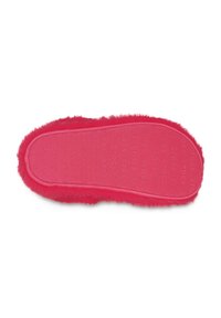 Suela de chanclas Crocs en un color rosa brillante, con un suave exterior de piel sintética y una parte inferior de goma texturizada con un patrón de logotipo en relieve para mayor agarre.