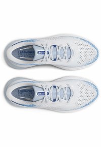 Weiße Sportschuhe mit atmungsaktivem Mesh-Obermaterial, blauen Akzenten, runder Zehenpartie, Schnürdesign und perforierten Details zur Belüftung.