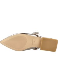 Zapato de tacón alto metálico plateado con punta afilada, suela texturizada y tacón cuadrado. Presenta una correa alrededor del tobillo con adornos decorativos. Talla 38.