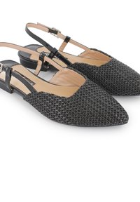 Zapatos negros tipo slingback con puntera afilada, material texturizado y un forro beige liso; cuentan con una correa ajustable brillante y un tacón bajo.