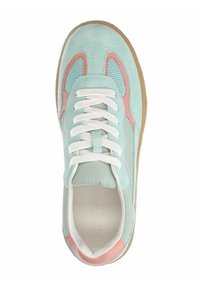 Baskets en suède bleu clair avec des accents en maille, lacets blancs et un détail de talon rose. Dotées d'une semelle en caoutchouc gomme et d'un col rembourré.