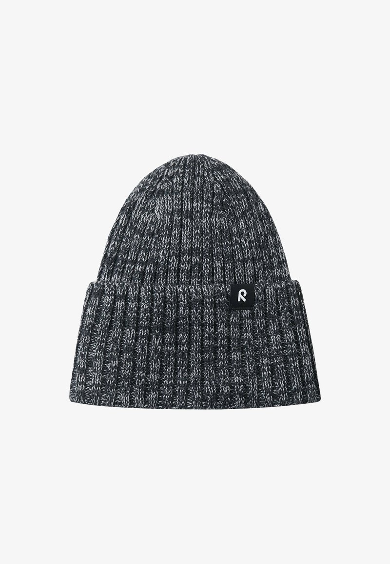 Berretto lavorato a maglia in grigio scuro e nero, con una texture a coste e risvolto. Piccola etichetta con logo sul lato.