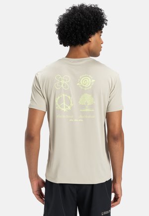 Camiseta gris claro con gráficos neón en la parte trasera, que incluyen un símbolo de paz y motivos de la naturaleza. Hecha de tela transpirable.