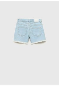 Svetlo modri jeans kratke hlače z raztrganimi robovi, dva zadnja žepa in oznaka na pasu za velikost. Klasičen kroj, ležeren dizajn.