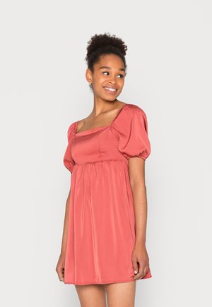SQUARE NECK EMPIRE MINI DRESS WITH SHIRRED BACK PANEL - Juhlamekko - dark rose