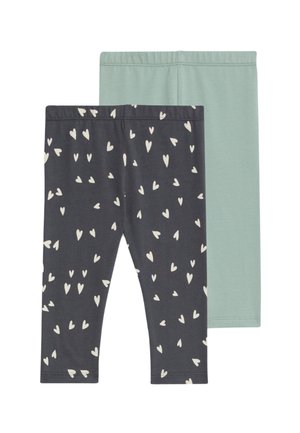 Dos pares de leggins: uno en gris oscuro con patrones de corazones blancos, y el otro en verde claro sólido. Ambos cuentan con una cómoda cinturilla elástica.