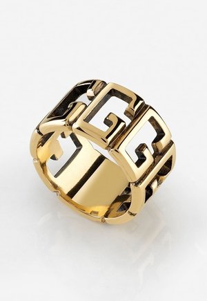 Gouden ring met verbonden vierkante schakels met een Grieks sleutelmotief, tentoongesteld op een witte ondergrond.