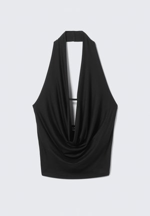 Top negru fără mâneci, cu decolteu adânc cu draperie și spate deschis, atârnând pe un fundal gri deschis.