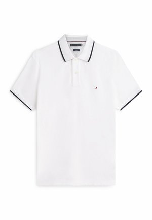 Weißes Polohemd mit kurzen Ärmeln, schwarzem Besatz am Kragen und an den Ärmeln, zwei Knöpfen und kleinem rot-weiß-blauem Logo auf der Brust.