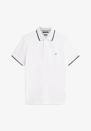 Weißes Polohemd mit kurzen Ärmeln, schwarzem Besatz am Kragen und an den Ärmeln, zwei Knöpfen und kleinem rot-weiß-blauem Logo auf der Brust.