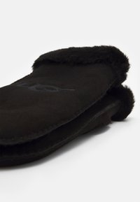 UGG EMBROIDER MITTEN - Rukavice s jednim prstom - black