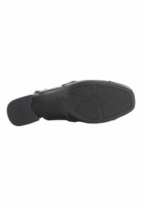Talpa de pantof neagră cu un grip din cauciuc texturat, având un toc mic și un logo embosat. Proiectată pentru durabilitate și tracțiune.