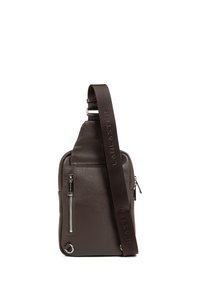 Borsa a tracolla in pelle marrone con finitura testurizzata, tasca frontale con cerniera e tracolla regolabile con nome del marchio in rilievo.