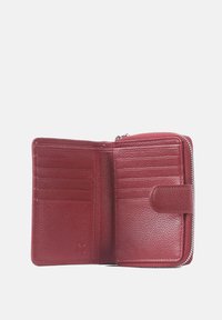 Rood leren portemonnee met een gestructureerde afwerking, voorzien van meerdere kaartsleuven, een ritsvak en een drukknoopsluiting.
