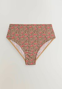 Vysoké bikiny s hnědým leopardím vzorem a malými červenými třešněmi na jednobarevném světlém pozadí.