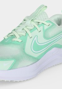 Τρέξιμο παπούτσι Nike σε μέντα πράσινο και λευκό χρώμα με ύφασμα από διχτυωτό υλικό, μαλακή σόλα και κλείσιμο με κορδόνια, εμφανιζόμενο από μπροστινή πλάγια γωνία.
