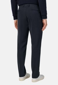 Pantalones marinos confeccionados en tela suave, con un diseño de pierna recta, dos bolsillos traseros con detalles suaves y una cinturilla con trabillas.