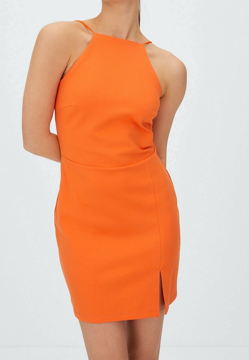 Oranžové bezrukávové šaty s přiléhavým střihem, vysokým výstřihem a bočním rozparkem. Vyrobené z hladké tkaniny s mírným leskem.