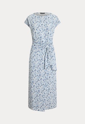 Robe midi bleu clair à manches courtes, motif floral petit, col rond, ceinture nouée à la taille sur fond uni.