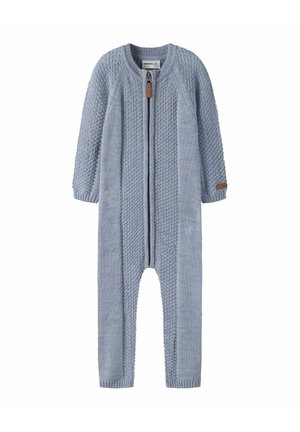 Combinaison pour bébé tricotée bleu clair à manches longues avec fermeture éclair à l'avant, présentant un motif tricoté texturé sur les manches et les côtés.