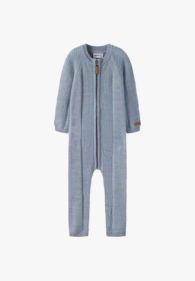Combinaison pour bébé tricotée bleu clair à manches longues avec fermeture éclair à l'avant, présentant un motif tricoté texturé sur les manches et les côtés.