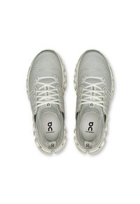 Baskets de course gris clair en mesh respirant, dotées d'une semelle rembourrée et de lacets, avec un logo sur la languette et le talon.