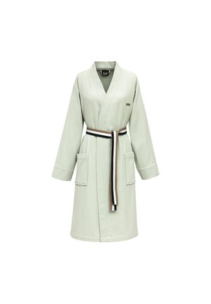 Accappatoio di colore grigio chiaro fino al ginocchio con due tasche frontali e una cintura in tessuto a righe annodata in vita, con un piccolo logo marchiato sul petto.