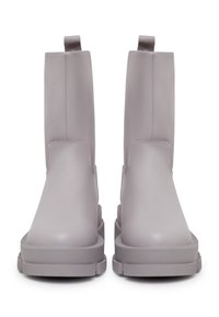 Botines grises de cuero liso, con punta redonda, suela gruesa tipo plataforma y tiradores en la parte trasera para facilitar su uso.