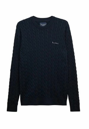 Marineblå strikket sweater med kabelmønster, lange ærmer, rund hals og et lille broderet logo på brystet.