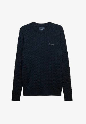 Marineblå strikket sweater med kabelmønster, lange ærmer, rund hals og et lille broderet logo på brystet.