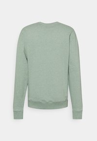 Svetle zelená mikina s kulatým výstřihem, žebrovanými lemy na rukávech a spodním okraji. Vyznačuje se měkkou texturou a jednoduchým, minimalistickým designem na zádech.