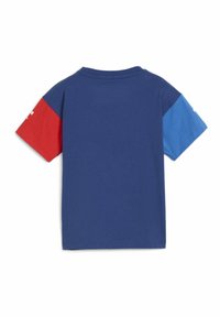 T-shirt med korte ærmer, blå krop, rød venstre ærme og blå højre ærme. Fremstillet i bomuldsstof med rund hals og diskrete syninger.