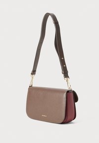 Borsa a spalla in pelle marrone e bordeaux con tracolla regolabile in marrone scuro e dettagli in metallo dorato, piccolo logo sulla patta anteriore.