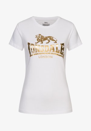 Balta medvilnės marškinėliai su auksiniu folijos atspaudu liūto ir "Lonsdale London" tekstu ryškiu serifiniu šriftu. Trumpomis rankovėmis, apvaliu kaklu.