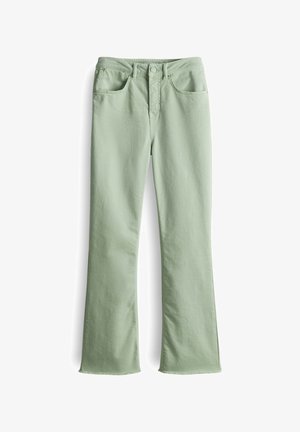 Jean en denim vert clair à pattes d'éléphant avec fermeture à bouton et cinq poches. Présente un ourlet brut en bas et un tissu lisse, légèrement texturé.
