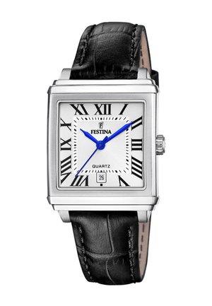 Orologio quadrato in argento con quadrante bianco, numeri romani, lancette blu e display della data; il cinturino in pelle nera presenta un design testurizzato.