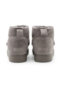 Graue Wildleder-Ankle-Boots mit weicher Fütterung, abgerundeter Form, Zuglasche an der Rückseite und INUIKII-Logo auf der Ferse eingeprägt. Gummisohle.