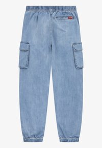 Pantalones cargo de mezclilla azul claro con cintura elástica, bolsillos laterales y un bolsillo trasero que presenta una etiqueta roja de Levi's. Textura suave.