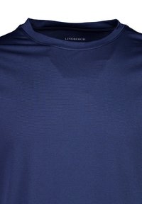 Mørkeblå atletisk t-shirt med rund hals, letvægts, tekstureret stof og et lille logo mærke indeni kraven.