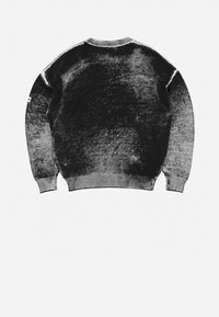 Μαύρος και γκρίζος βαθμός πλέκτη πουλόβερ με ριγωτό λαιμό και μανίκια, που διαθέτει υφασμάτινη υφή και χωρίς ορατά λογότυπα.