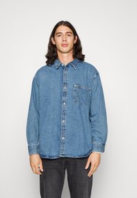Levi's® SILVERTAB OVERSIZE - Button down-skjorte - indigo stonewash