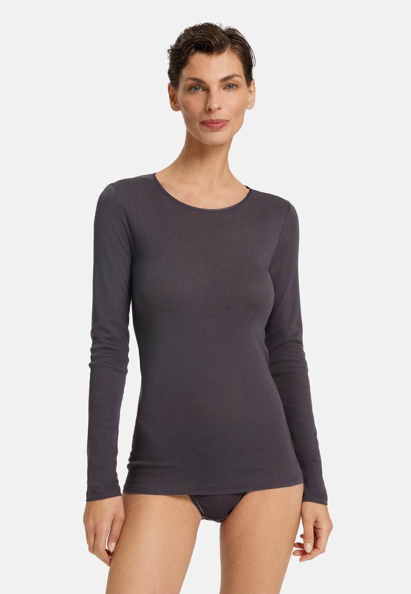 Dlouhý rukáv, těsně padnoucí top v tmavě šedé barvě, vyrobený z hladké, elastické látky. Má kulatý výstřih a úzké rukávy.