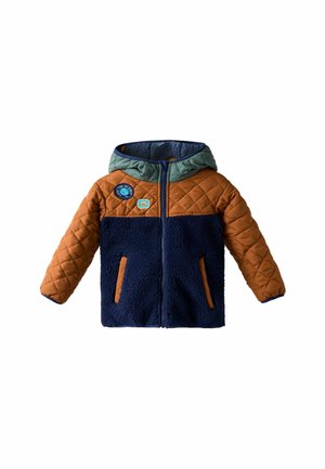 Kantet jakke med en brun overdel, navy fleece krop og grøn hætte. Den har to sidelommer og dekorative lapper på brystet.