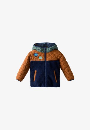 Kvaliteediga tikkpindadega jope, millel on pruun ülemine osa, tumesinine fliisist keha ja roheline kapuuts. Jopel on kaks küljetaskut ja dekoratiivsed plaastrid rinnal.