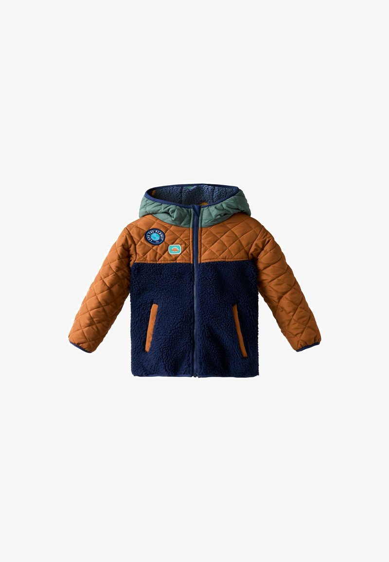 Gestepptes Jacket mit einem braunen Oberteil, einem marineblauen Fleece-Körper und einer grünen Kapuze. Es hat zwei Seitentaschen und dekorative Aufnäher auf der Brust.