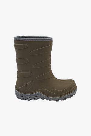 Brauner Gummistiefel mit strukturiertem grauem Absatz und gepolstertem schwarzem Rand, Schafthöhe bis zur Mitte der Wade, Seitenansicht vor weißem Hintergrund.