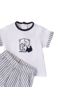 Witte t-shirt met marineblauwe afwerking en berenborduursel, gecombineerd met gestreepte marineblauwe en witte shorts. Katoenen stof, korte mouwen, zachte textuur.