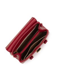 Sac à main en cuir rouge avec un design structuré, une surface texturée et des finitions en or. L'intérieur comprend plusieurs compartiments et une poche zippée.
